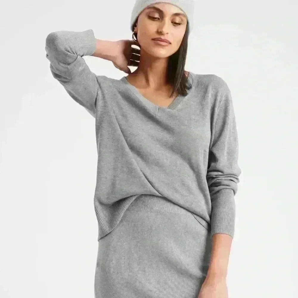 Banana Republic V-Neck Heather Gray Sweater